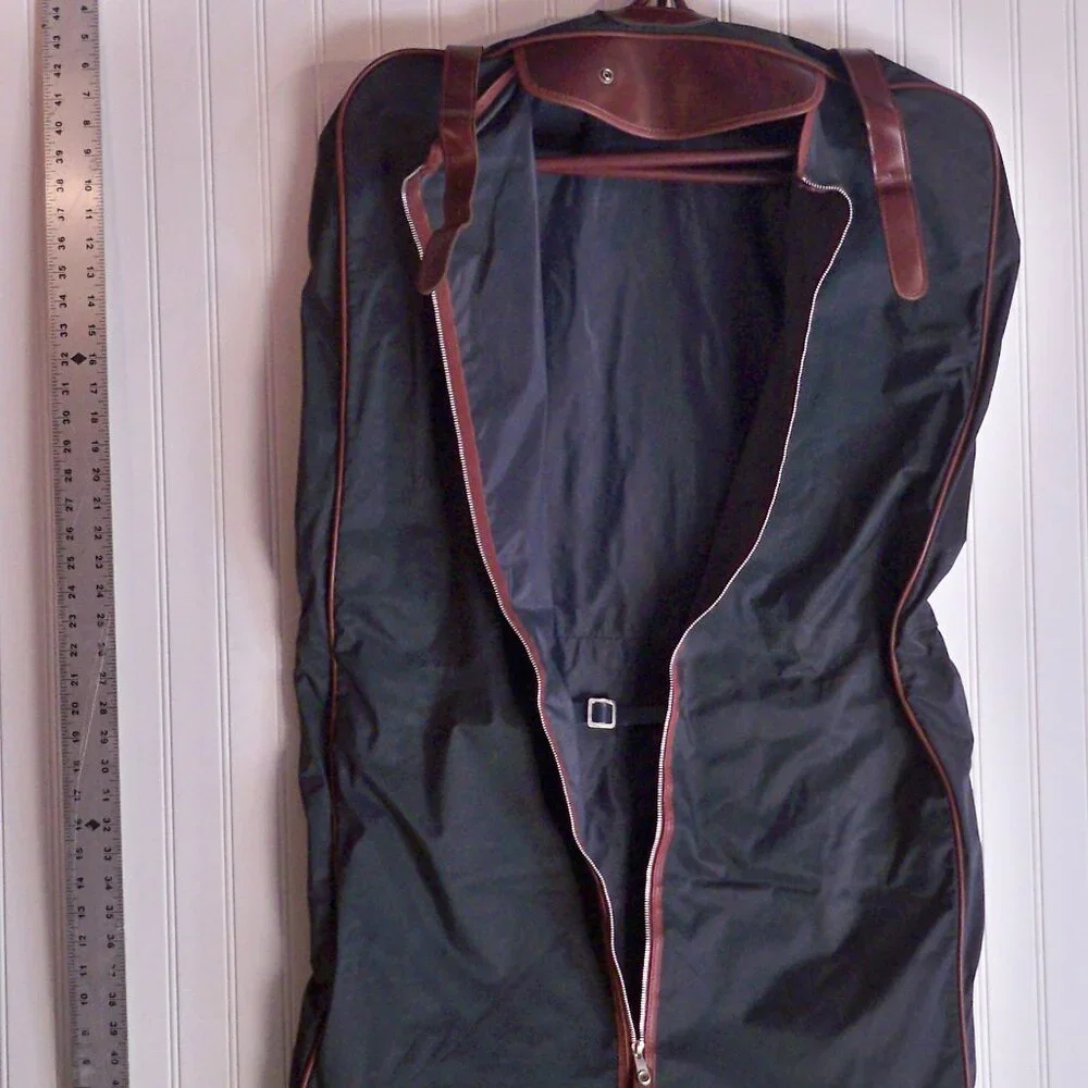 Verdi Garment Bag W/ 2 Big zip pockets